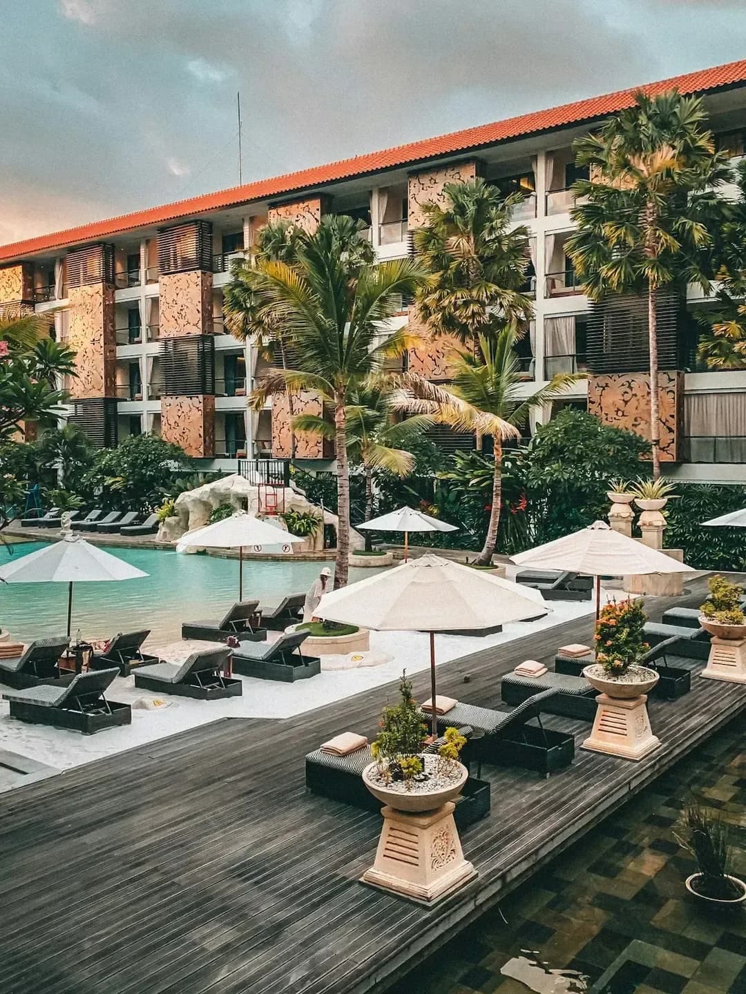 The palm-lined arrival court